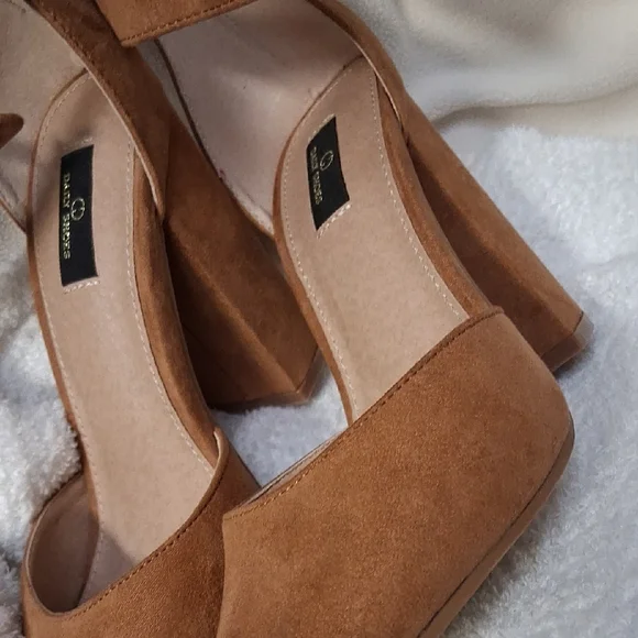 Elegant Tan Suede Block Heel Sandals - Picture 6 of 7